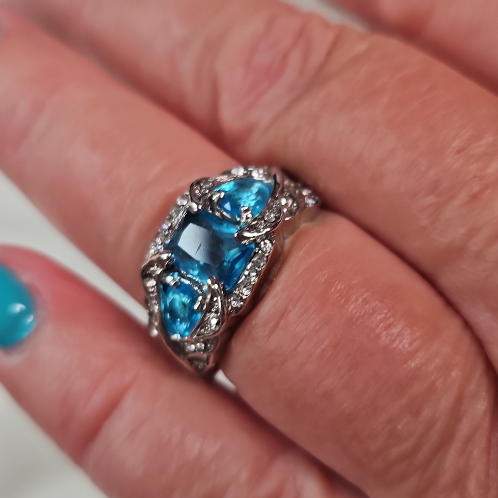 Women's Lake Blue Crystal Rhinestone Fashion Cocktail Ring Silver Plated NWOT - Picture 2 of 6